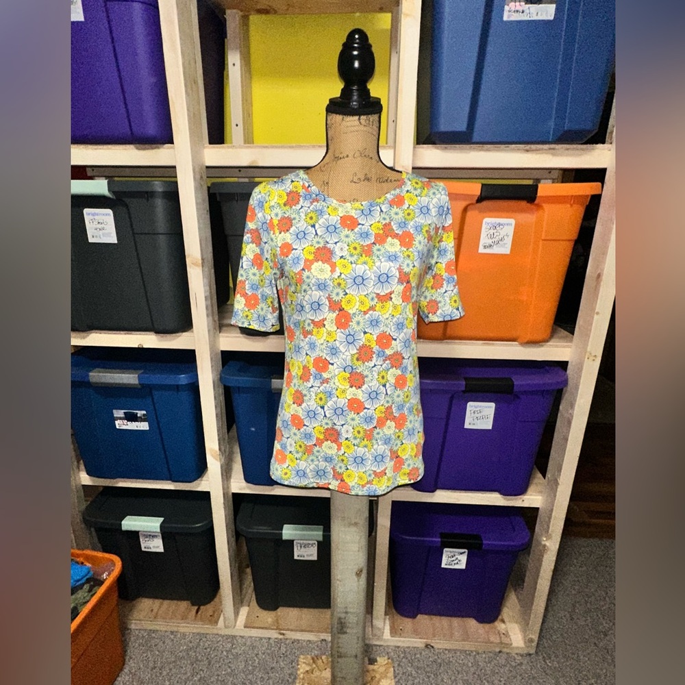 LULAROE🌼🌸Floral Womens Shirt - Multicolor